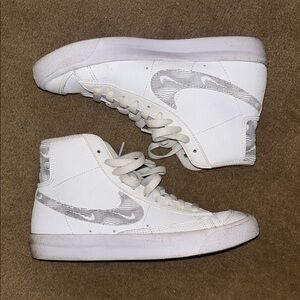 Nike Blazer Mid '77 GS 'White Logo Print'  
White High-Top Sneakers